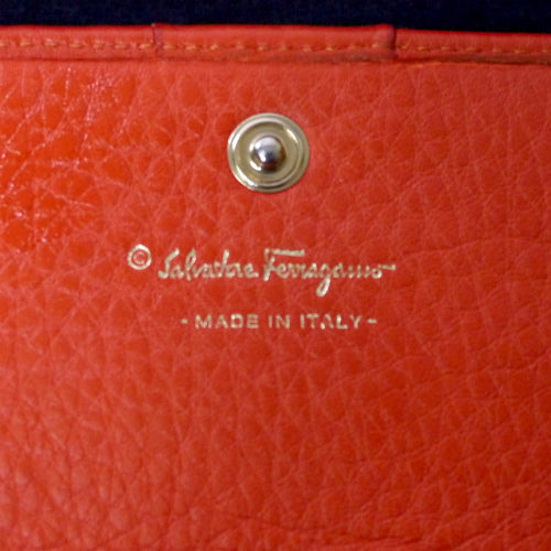 Ferragamo ヴァラセレリア長財布（赤）