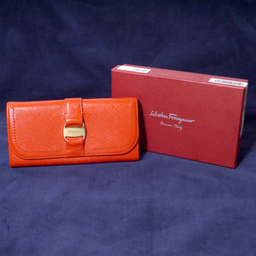 Ferragamo ヴァラセレリア長財布（赤）