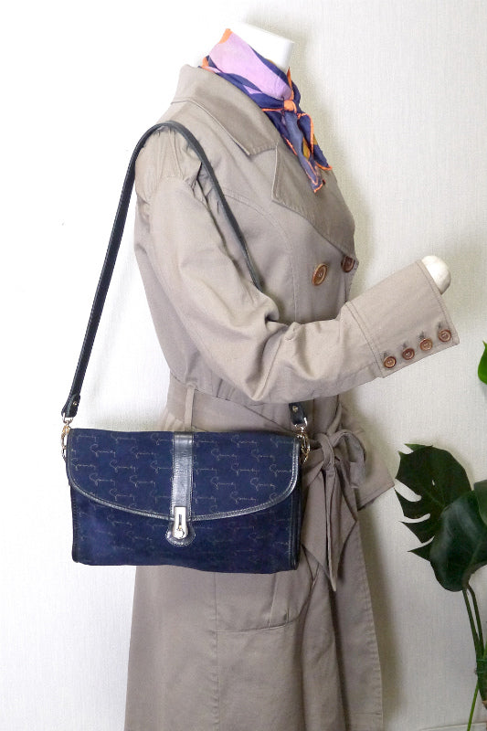 GIVENCHY ロゴグラム2WAYスエードショルダー（紺）