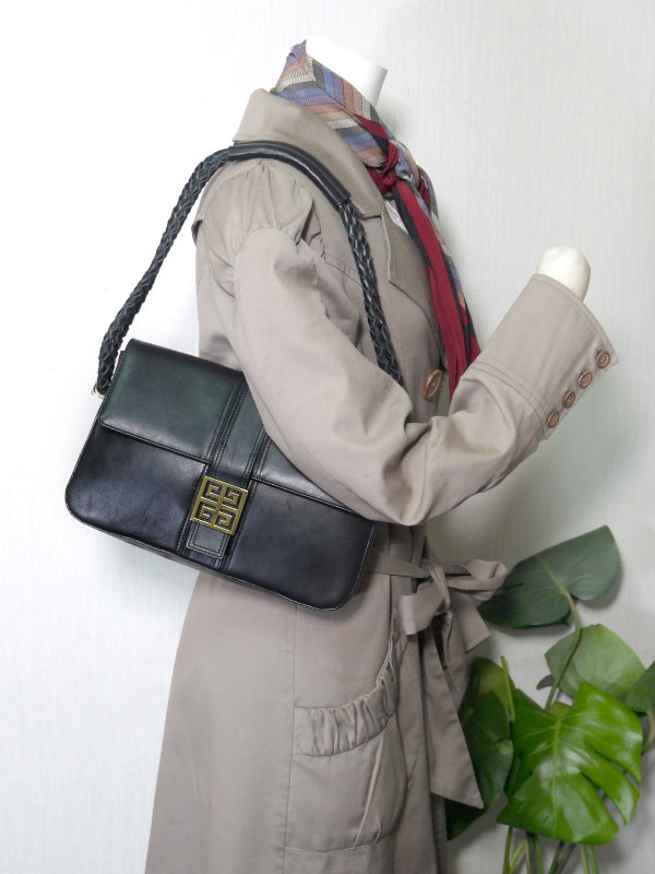 GIVENCHY ロゴプレート総革ショルダー（黒）