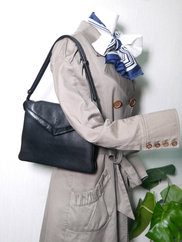 GIVENCHY 型押しレザー スクエアショルダー（黒/箱付）