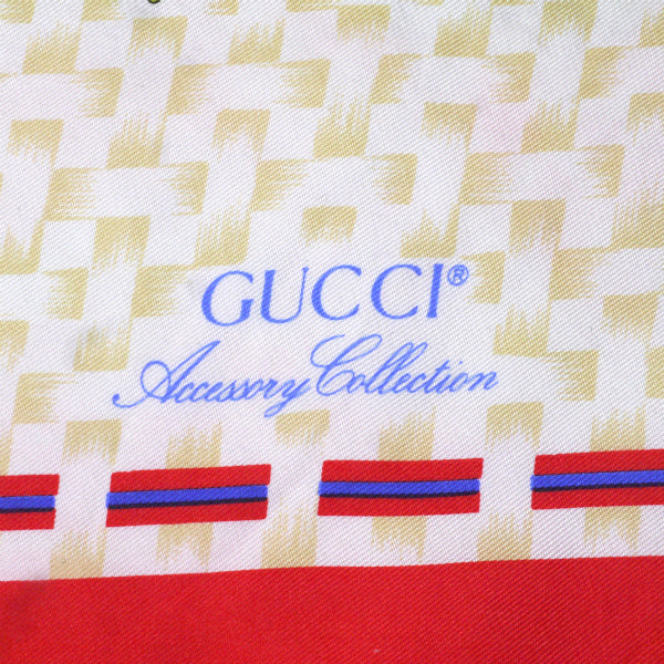 OLD Gucci　アクセコ フローラ大判シルクスカーフ（赤系）
