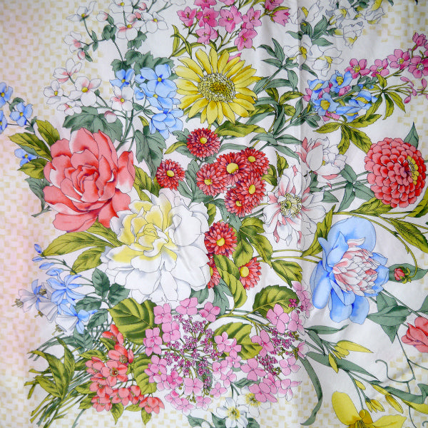 OLD Gucci　アクセコ フローラ大判シルクスカーフ（赤系）