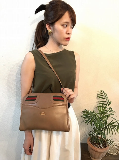 OLD Gucci 筆記体スクエア総革ショルダ−（ミルクティー）