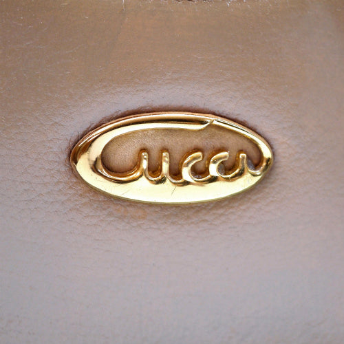 OLD Gucci 筆記体スクエア総革ショルダ−（ミルクティー）