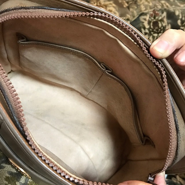 OLD Gucci 筆記体スクエア総革ショルダ−（ミルクティー）