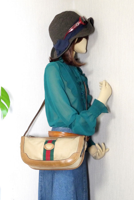OLD Gucci 半円ショルダー(キャメル）