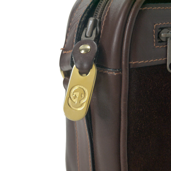 OLD Gucci 筆記体ロゴ金具　スエードショルダ−（茶）