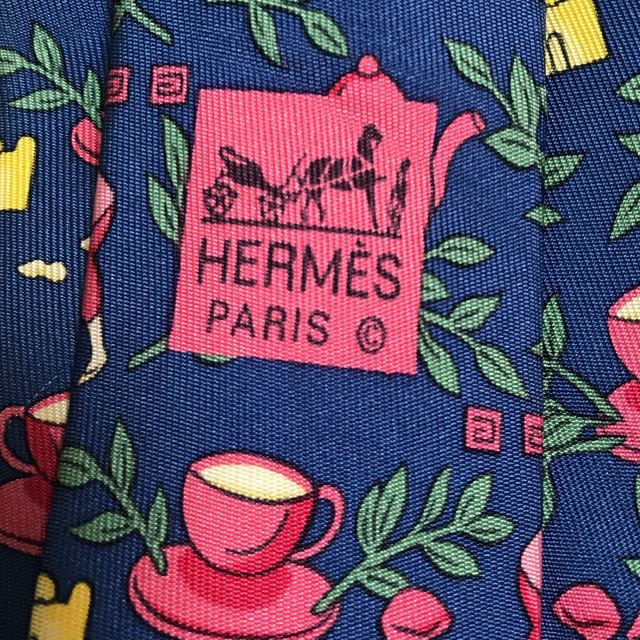 HERMES　シルクネクタイ ティーカップ柄（ブルー系）