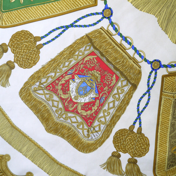 HERMES　大判カレ90スカーフ Poste et Cavalerie（アイボリー/サーベル飾り袋）