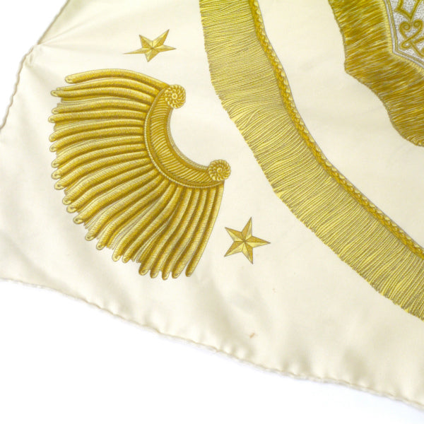 HERMES　大判カレ90スカーフ Poste et Cavalerie（アイボリー/サーベル飾り袋）