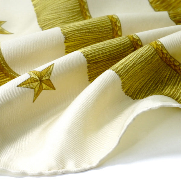 HERMES　大判カレ90スカーフ Poste et Cavalerie（アイボリー/サーベル飾り袋）