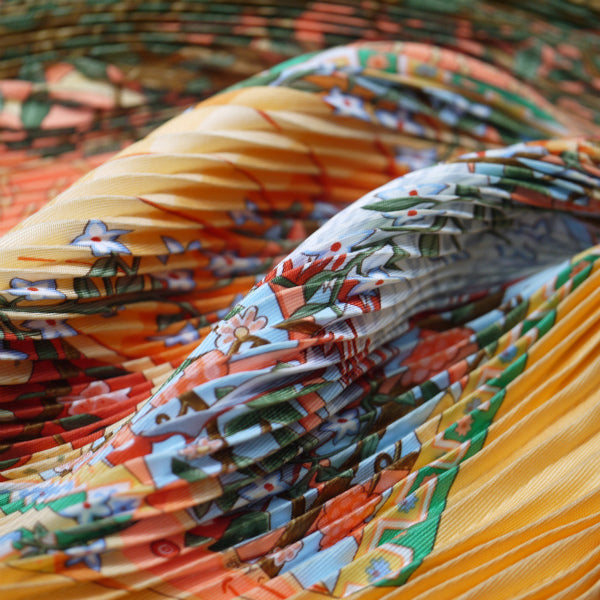 HERMES　プリーツスカーフ90"AXIS MUNDI"（橙系/世界の中心軸）