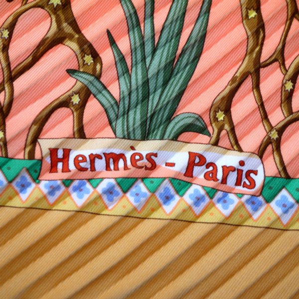 HERMES　プリーツスカーフ90"AXIS MUNDI"（橙系/世界の中心軸）