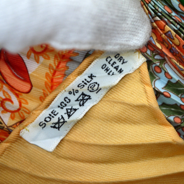 HERMES　プリーツスカーフ90"AXIS MUNDI"（橙系/世界の中心軸）