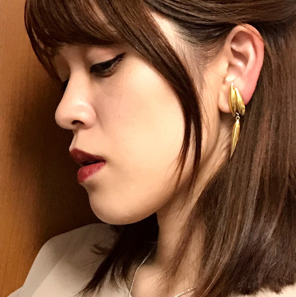 TRIFARI 流線型スウィングイヤリング(ゴールド)