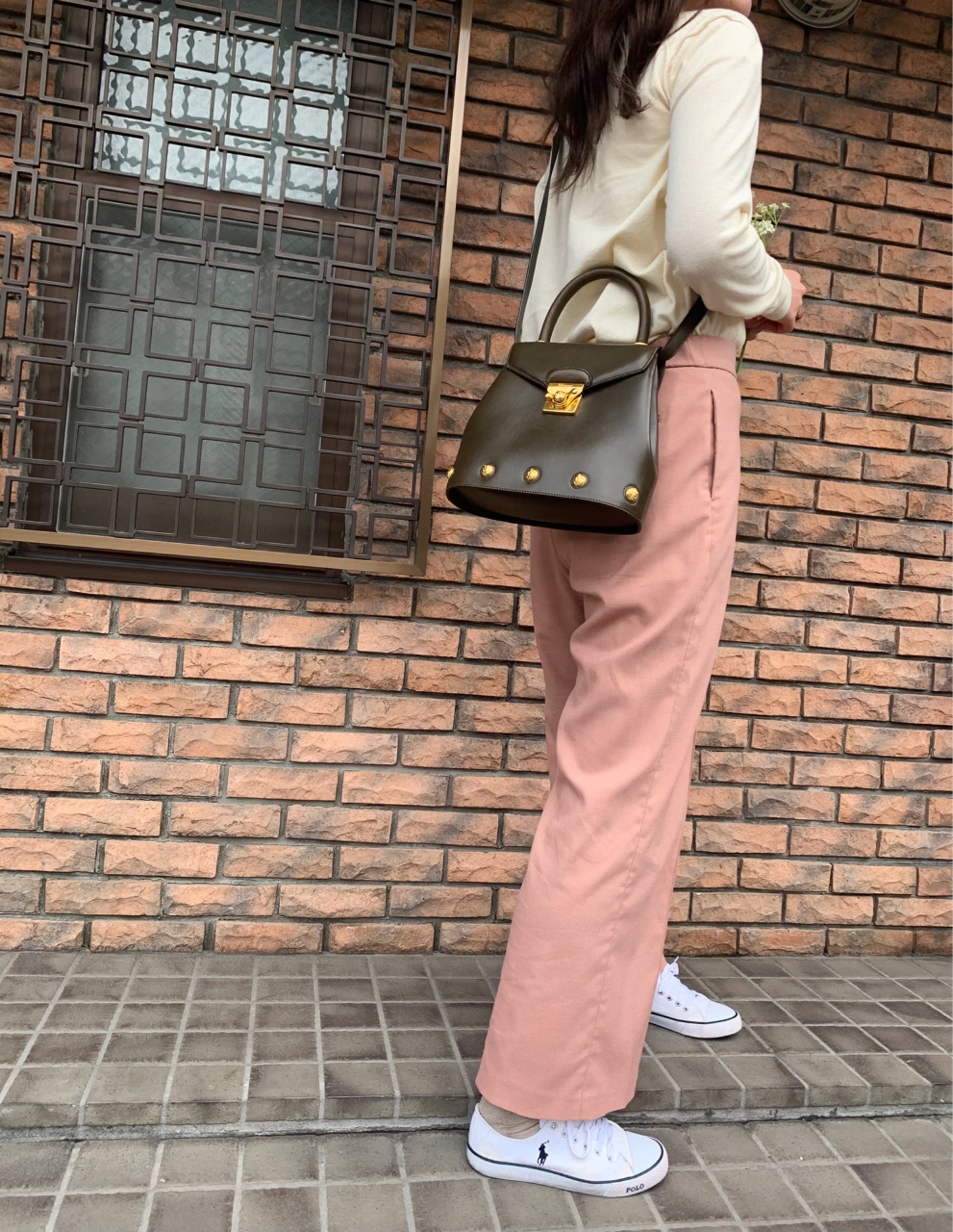 Salvatore Ferragamo  ヒールスタッズ総革ショルダー付ハンドバッグ（カーキ）