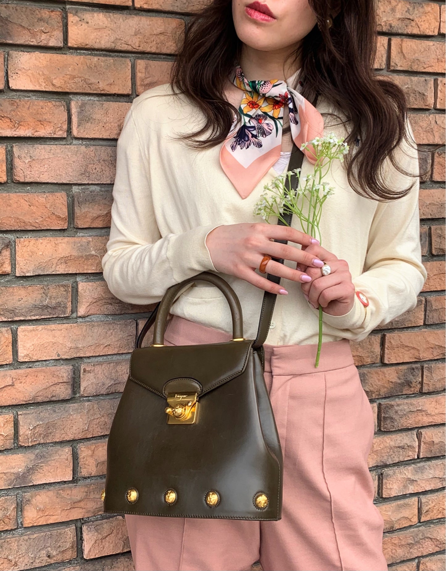 Salvatore Ferragamo  ヒールスタッズ総革ショルダー付ハンドバッグ（カーキ）