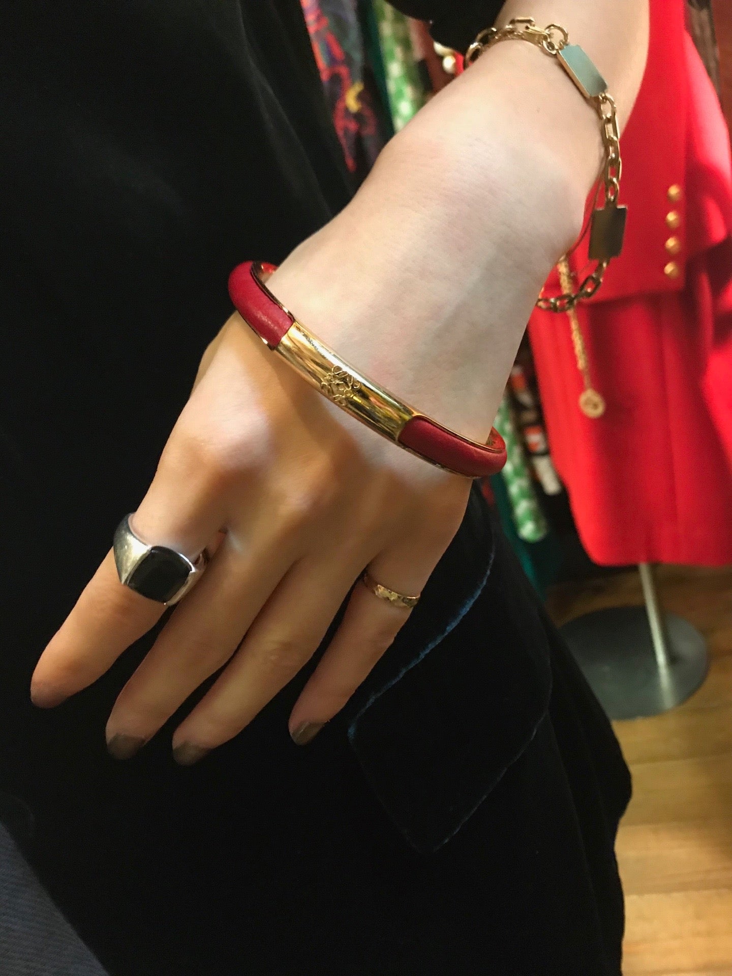 LOEWE ゴールド×レザー バングル (赤)