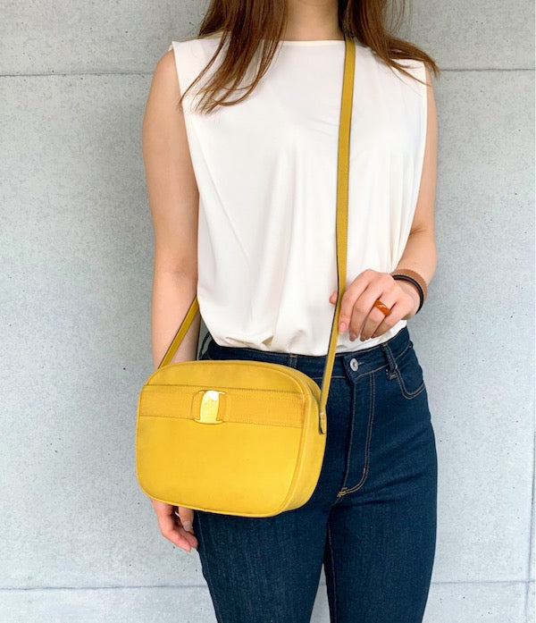 Salvatore Ferragamo  Varaリボン ポシェットバッグ（黄/ヌバック）