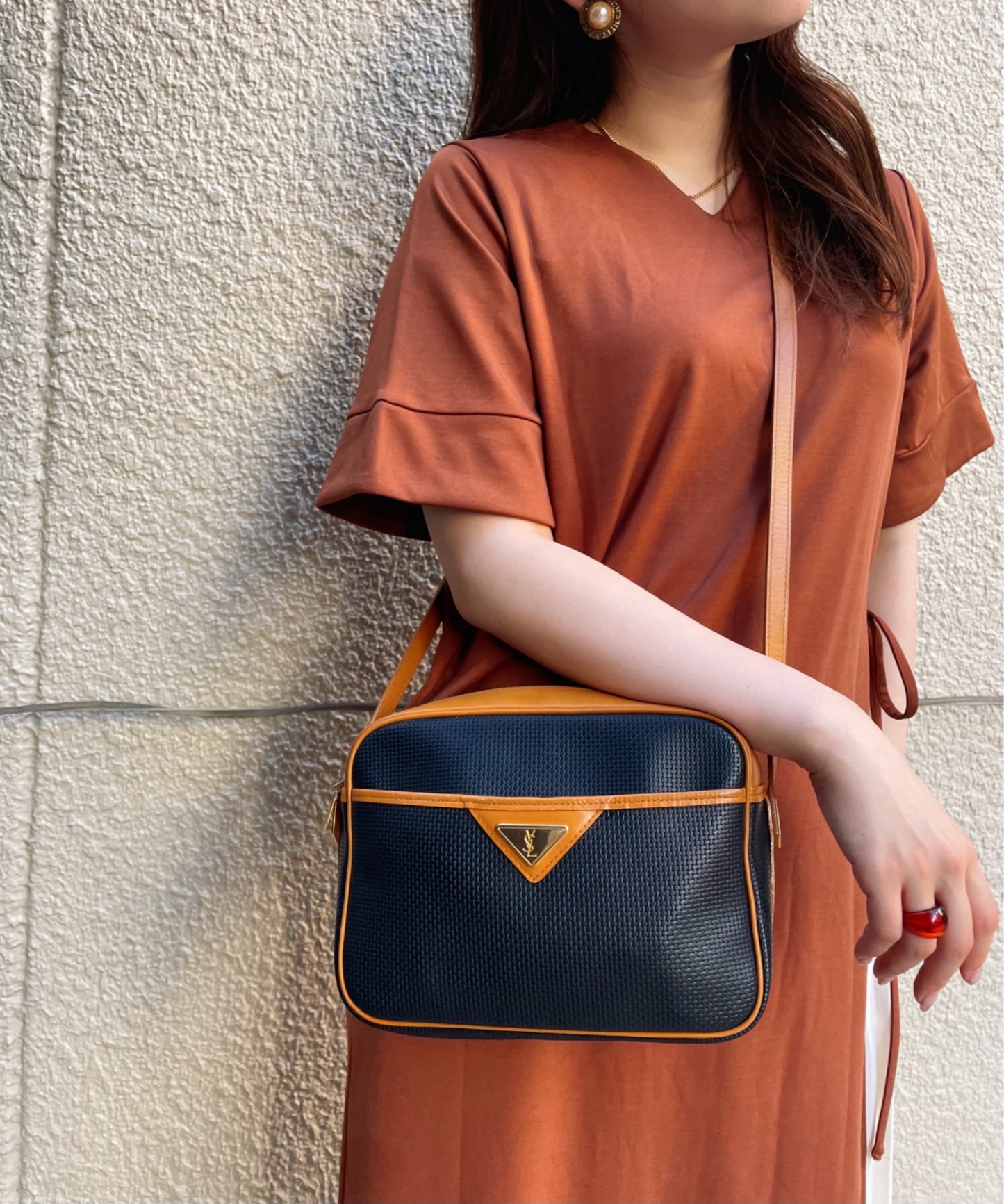 YVES SAINT LAURENT バイカラーYSLロゴショルダー（キャメル/黒系）