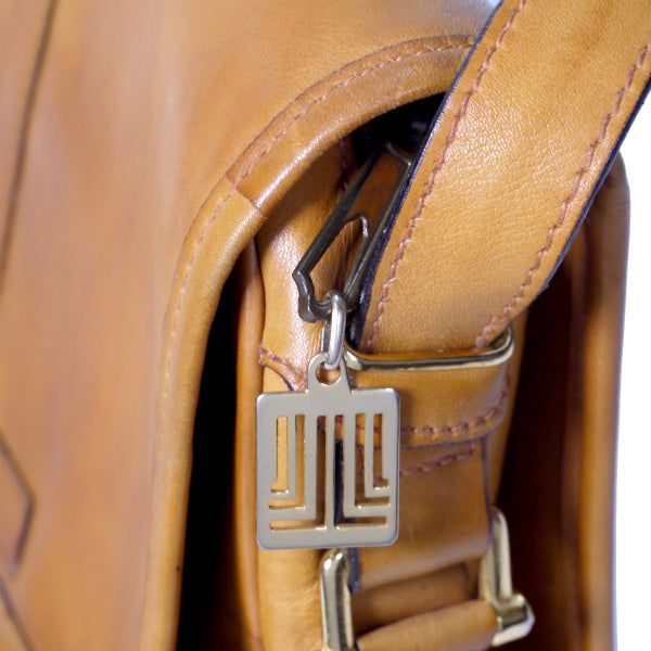 Lanvin ロゴプレート総革ショルダー（キャメル）