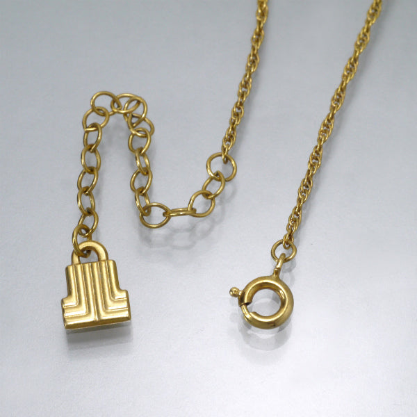 LANVIN　楕円プレート ロゴネックレス（ゴールド）