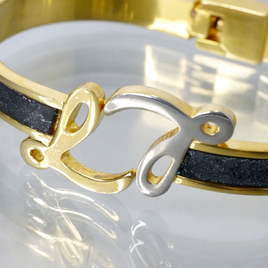 LOEWE ゴールド×レザー 筆記体ロゴブレスレット（黒）