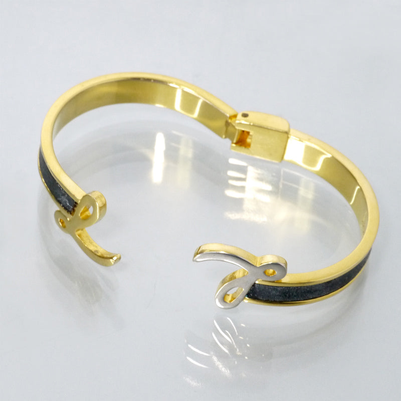 LOEWE ゴールド×レザー 筆記体ロゴブレスレット（黒）