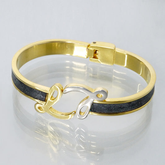 LOEWE ゴールド×レザー 筆記体ロゴブレスレット（黒）