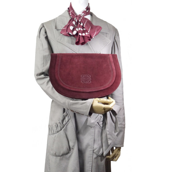 LOEWE　アナグラムロゴ スエード半円クラッチ（ボルドー）