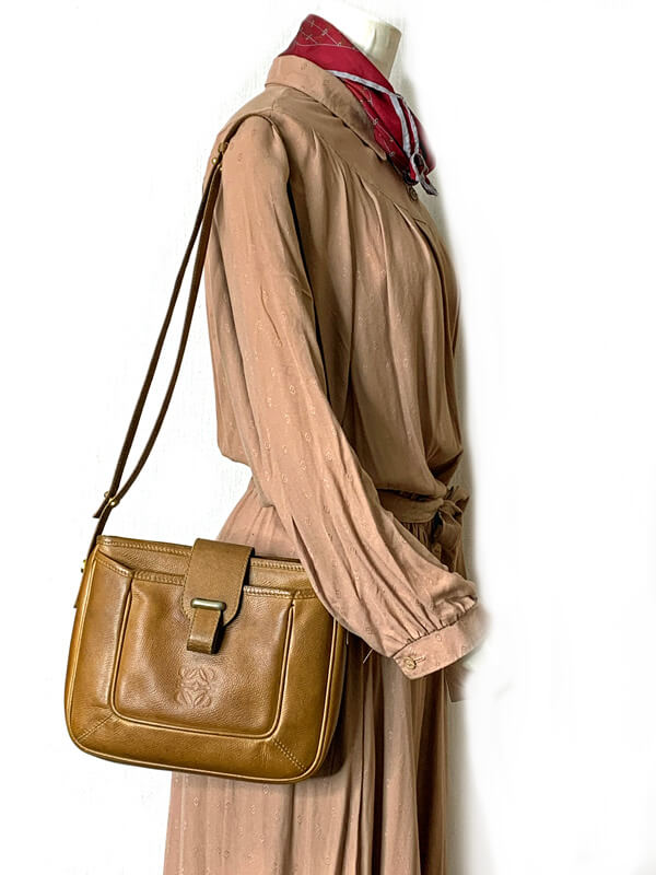 LOEWE　アナグラムロゴ スクエアミニショルダー（茶）