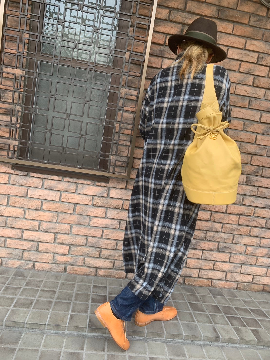 LOEWE　巾着レザーショルダー（イエロー）