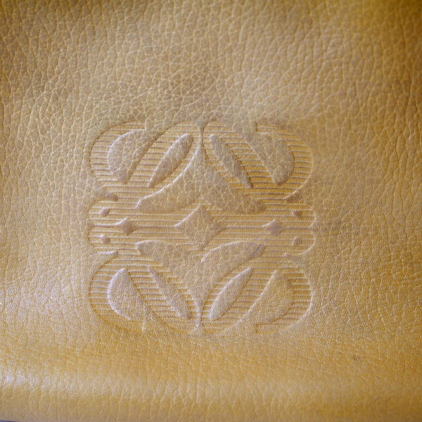 LOEWE　アナグラムロゴ巾着レザーショルダー（マスタード）