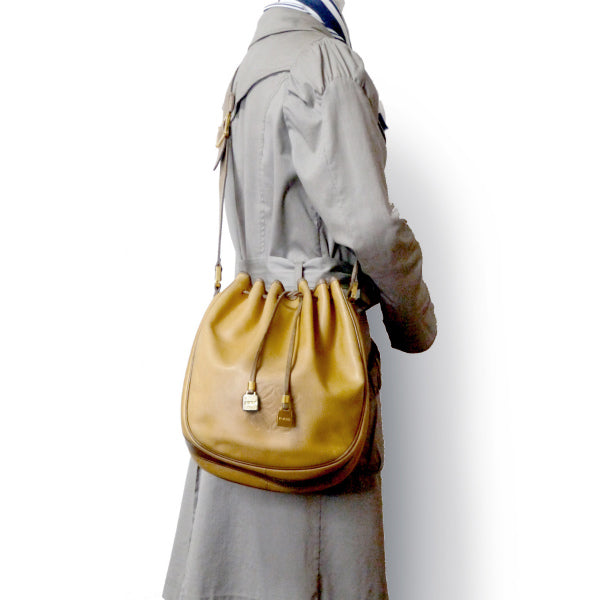 LOEWE　アナグラムロゴ巾着レザーショルダー（マスタード）