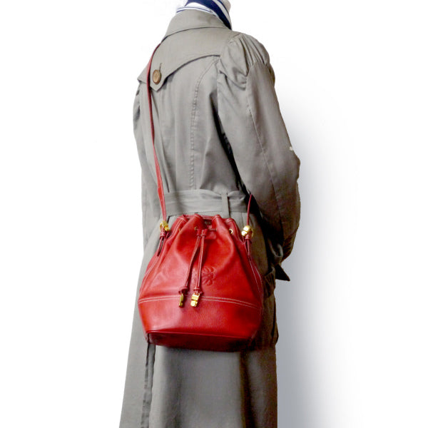 LOEWE　アナグラムロゴ巾着レザーショルダー（赤）