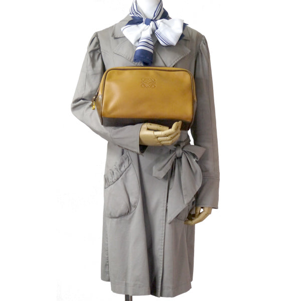 LOEWE　アナグラムロゴ レザークラッチバッグ（黄）