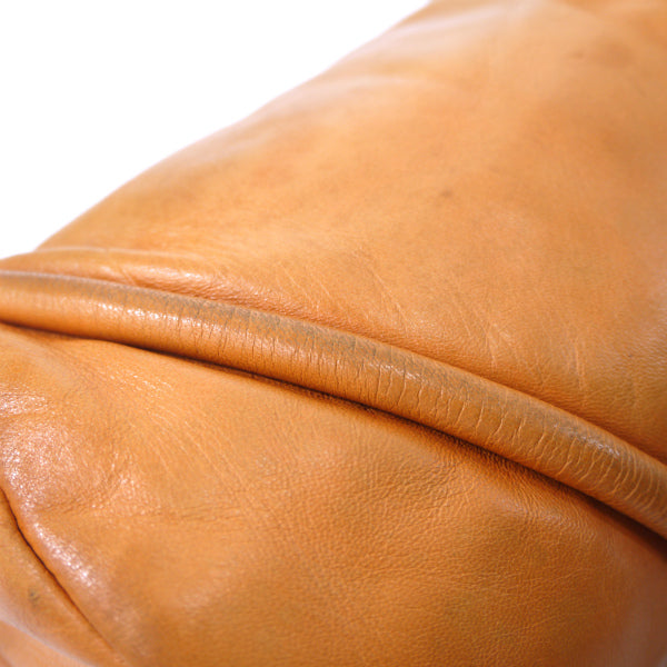 LOEWE　ロゴ型押しラムレザーロールポシェット （オレンジ）