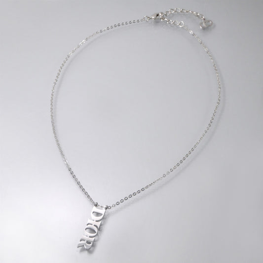 C.Dior ロゴチャームプレートネックレス（シルバー）