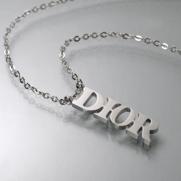 C.Dior ロゴチャームプレートネックレス（シルバー）