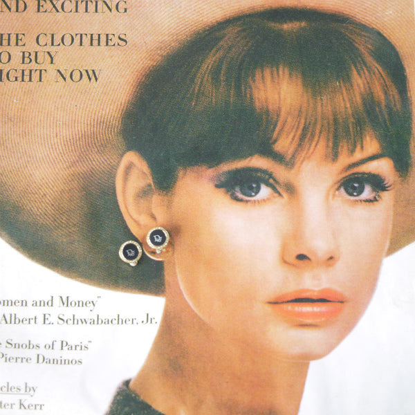 C.Dior　ラウンド型ロゴイヤリング（ジルコニア×ブラック）