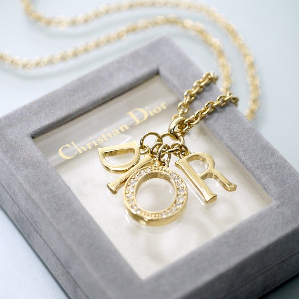 C.Dior ラインストーンロゴチャームネックレス（ゴールド）