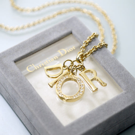 C.Dior ラインストーンロゴチャームネックレス（ゴールド）