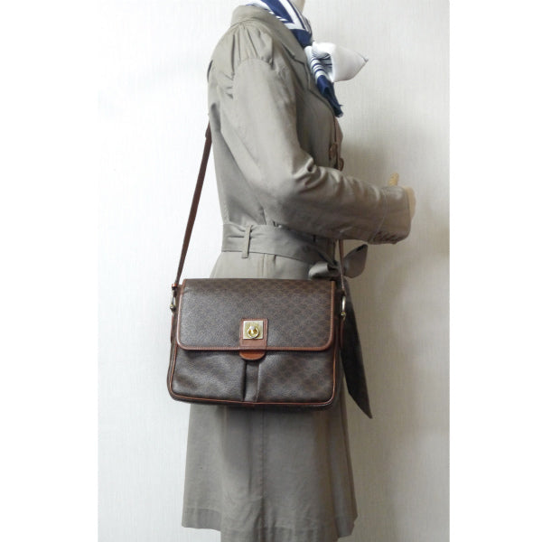 OLD CELINE　マカダム柄 ロゴリングフラップショルダー（茶）