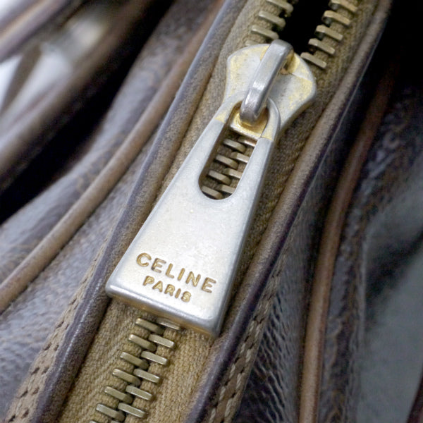OLD CELINE　ロゴ刻印ベロ付きマカダム柄ショルダー（茶）