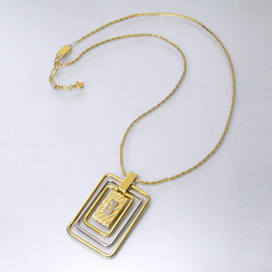 Pierre cardin　スクエアモチーフ大ぶりネックレス（ゴールド）