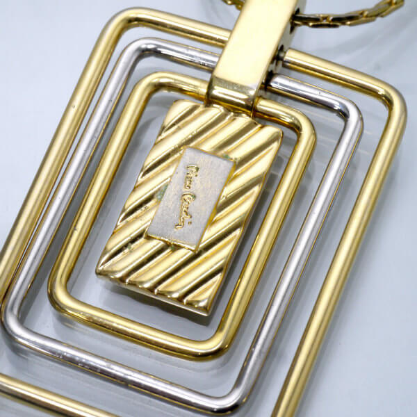 Pierre cardin　スクエアモチーフ大ぶりネックレス（ゴールド）