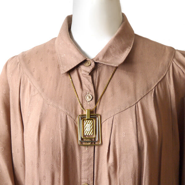 Pierre cardin　スクエアモチーフ大ぶりネックレス（ゴールド）