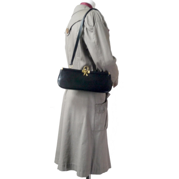 Roberta　R留め具レザーミニショルダーバッグ（黒）