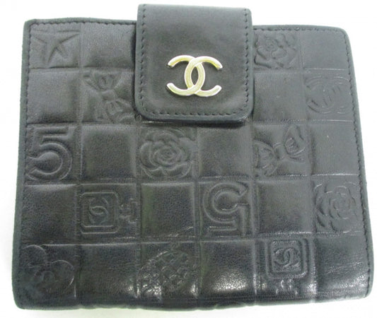CHANELアイコン型押し財布（黒）
